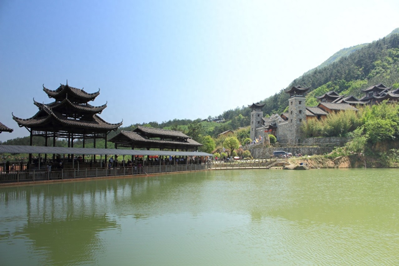 龙水湖景区地处山峰层叠、景色秀丽的西山麓下，延绵约10公里