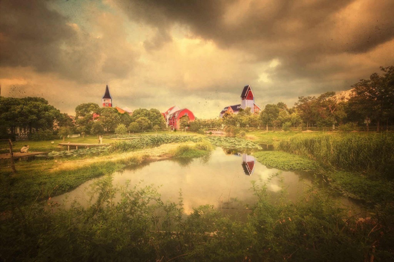 龙水湖景区地处山峰层叠、景色秀丽的西山麓下，延绵约10公里