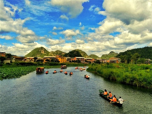 龙水湖景区地处山峰层叠、景色秀丽的西山麓下，延绵约10公里