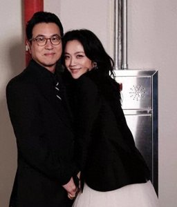 ​汤唯与老公青龙幕后大片羡煞旁人，结婚10年依旧美好甜蜜难掩笑意