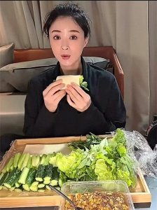 ​蒋欣171cm，体重56kg，吃豆腐皮卷青菜，瘦身后重回19岁