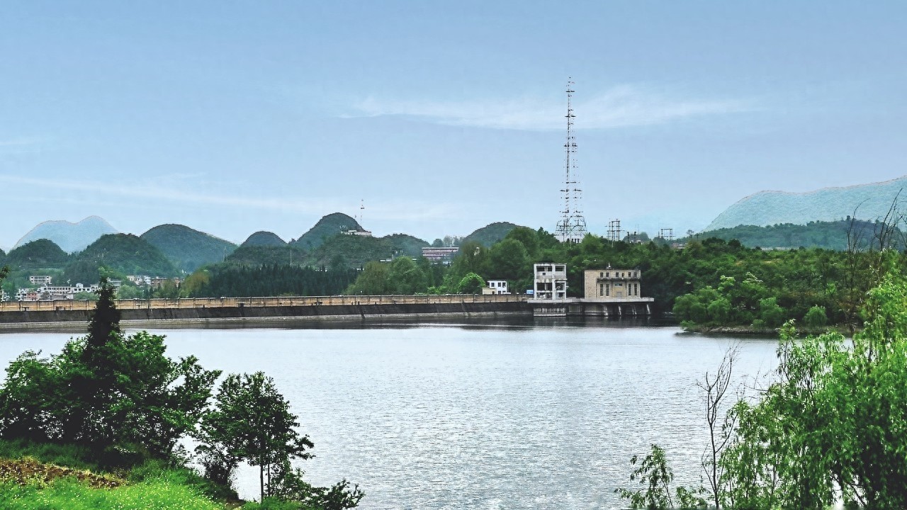 百花湖位于贵阳市西北郊22公里处，以风光、环境幽雅而著称