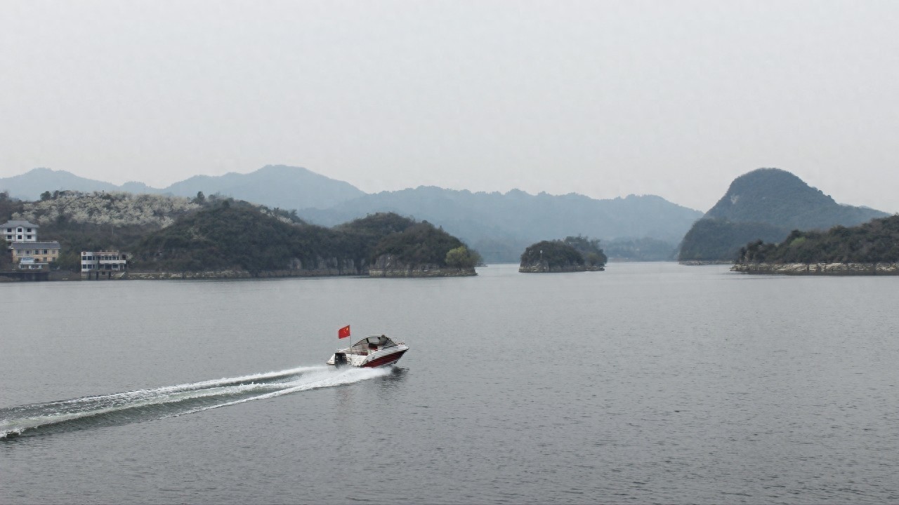 百花湖位于贵阳市西北郊22公里处，以风光、环境幽雅而著称