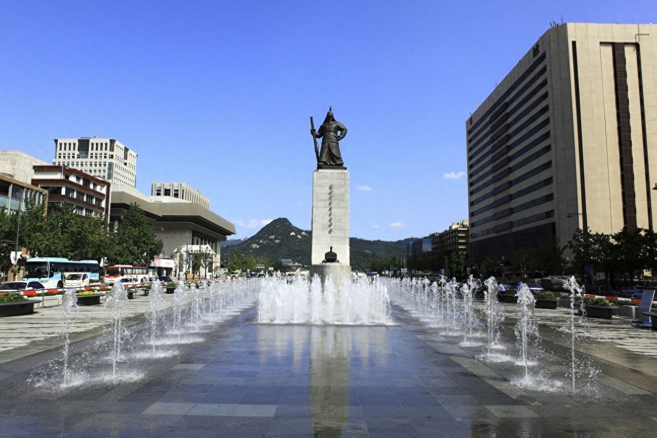 光化门是韩国的国门，位居韩国五大宫门之首