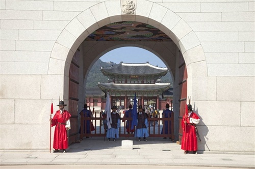 光化门是韩国的国门，位居韩国五大宫门之首