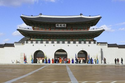 ​光化门是韩国的国门，位居韩国五大宫门之首