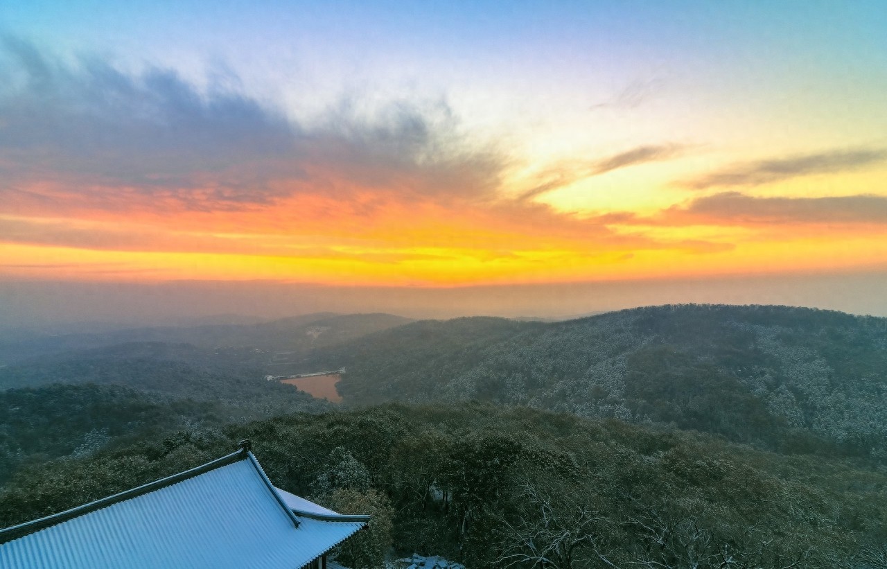 紫蓬山位于安徽省合肥市紫蓬镇南，有“庐阳第一名山”之称