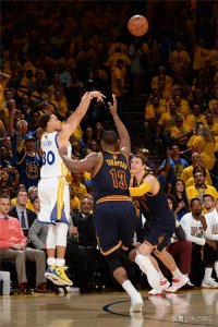 ​经典回顾：16年库里超远三分绝杀雷霆，当时激动得差点把墙打穿