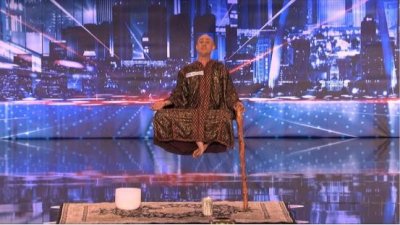 ​美国高僧表演“悬浮术”，刚一上台就被灭灯，3秒后被打脸