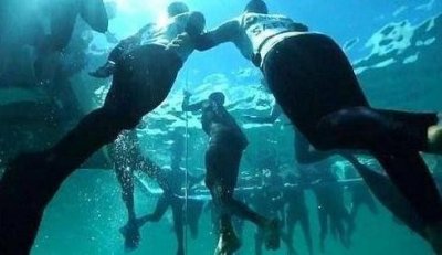 ​英国小伙无氧潜水122米 16次破世界纪录