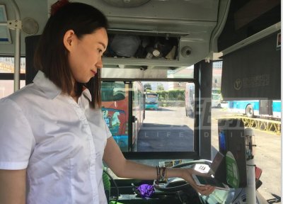 ​济南能刷微信坐公交啦！所有公交都支持，全国首个“双支付”城市