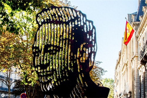 精神小伙不请自来？巴黎街头现3米高内马尔雕像，路人：看着害怕