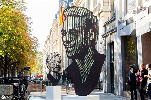 精神小伙不请自来？巴黎街头现3米高内马尔雕像，路人：看着害怕