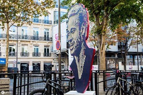 精神小伙不请自来？巴黎街头现3米高内马尔雕像，路人：看着害怕