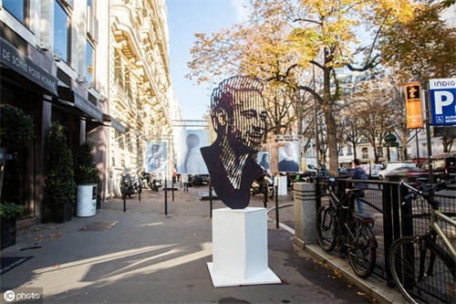 精神小伙不请自来？巴黎街头现3米高内马尔雕像，路人：看着害怕