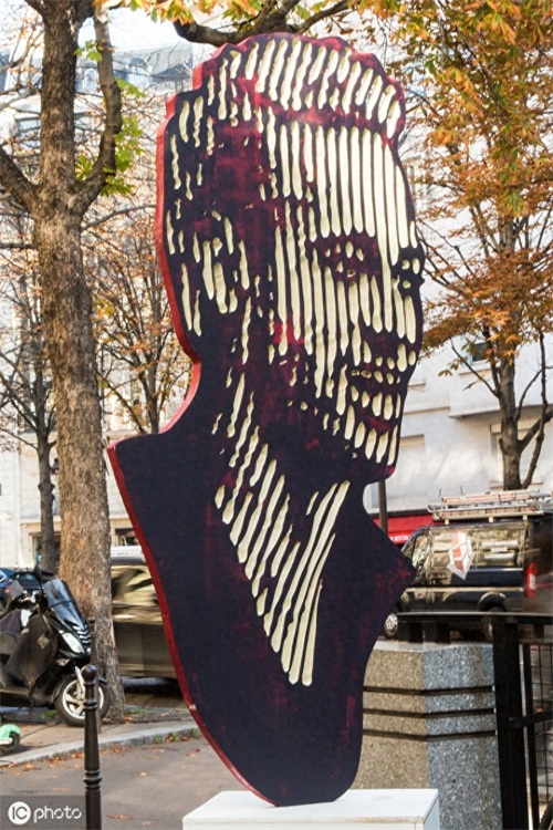 精神小伙不请自来？巴黎街头现3米高内马尔雕像，路人：看着害怕