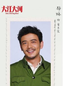 ​小包总杨烁这身装扮，花色大衣+直筒裤+小白鞋，时尚又帅气！