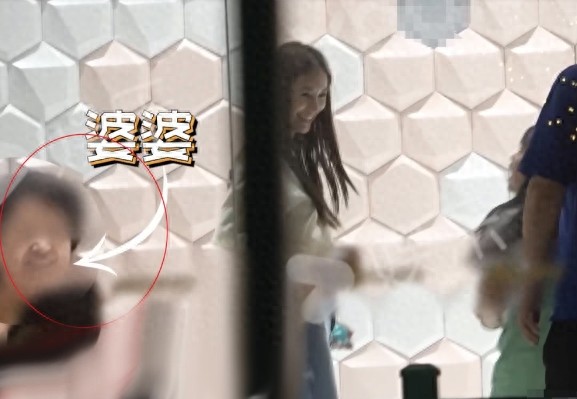 Baby和婆婆带小海绵商场游玩，亲密互动画面有爱