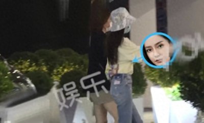 ​Baby和婆婆带小海绵商场游玩，亲密互动画面有爱