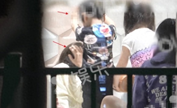 Baby和婆婆带小海绵商场游玩，亲密互动画面有爱