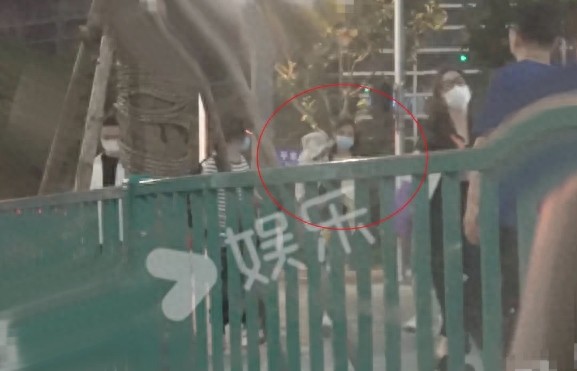 Baby和婆婆带小海绵商场游玩，亲密互动画面有爱