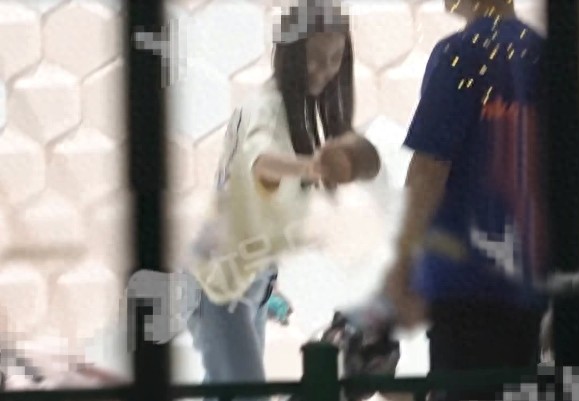 Baby和婆婆带小海绵商场游玩，亲密互动画面有爱