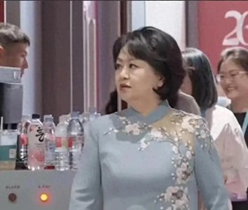 ​58岁鞠萍近照惹热议！众多知情者曝其私下人品差，网友：相由心生