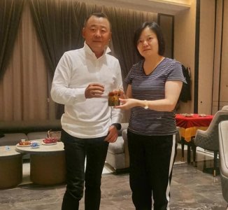 ​57岁周立波罕见露面，喝酒打牌很潇洒，两条腿很奇怪，妻子变化大