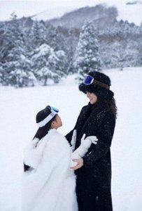 ​离婚2年的章子怡，过年依然不回娘家，一人带10岁女儿去日本滑雪