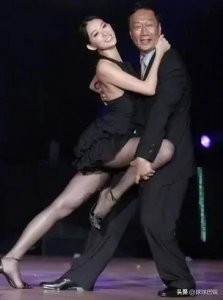 ​林志玲和郭台铭两人亲密合照曝光穿透视裙投怀送抱