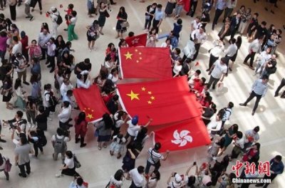 ​香港市民快闪齐唱国歌“中国加油”响彻现场