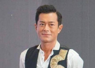 ​古天乐和宣萱真恋爱了？聚会上两人动作亲昵，宣萱眼神满是柔情！