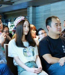 ​她曾是接受裸婚的童佳倩，如今出席活动脸色苍白