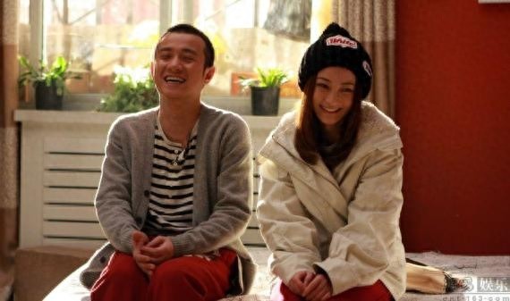 她曾是接受裸婚的童佳倩，如今出席活动脸色苍白