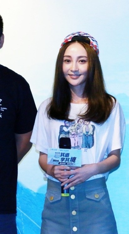 她曾是接受裸婚的童佳倩，如今出席活动脸色苍白