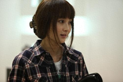 她曾是接受裸婚的童佳倩，如今出席活动脸色苍白