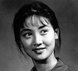 ​30岁成名，嫁张国立33年未育子女：年轻时的邓婕到底有多美？