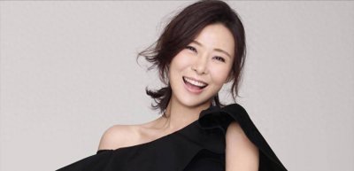 ​爷爷是开国上将，爸爸是副参谋长，家世显赫的她52岁却仍不婚不育