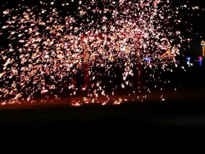 ​用铁和火创造伟大，打火花表演展现传统工艺美学