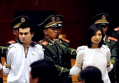 ​02年，刘冬梅即将押赴刑场，看起来没有一丝恐惧，表情平静