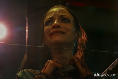 ​活人做成烤鸡，餐刀捅穿耳膜，《人皮客栈》导演新片突破尺度