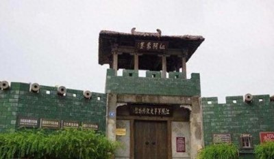 ​48年他不惜拔金牙剃光头才当上江阴要塞司令，结果部下起义了