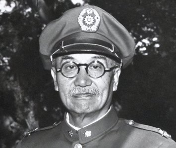 ​阎慧卿：阎锡山的妹妹，逃亡时被阎锡山留在太原，39岁吞药自尽