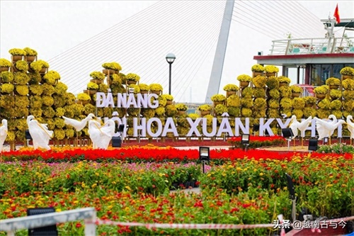 越南岘港农历春节花街再现网红景点“金桥佛手”形象，喜迎金猪年