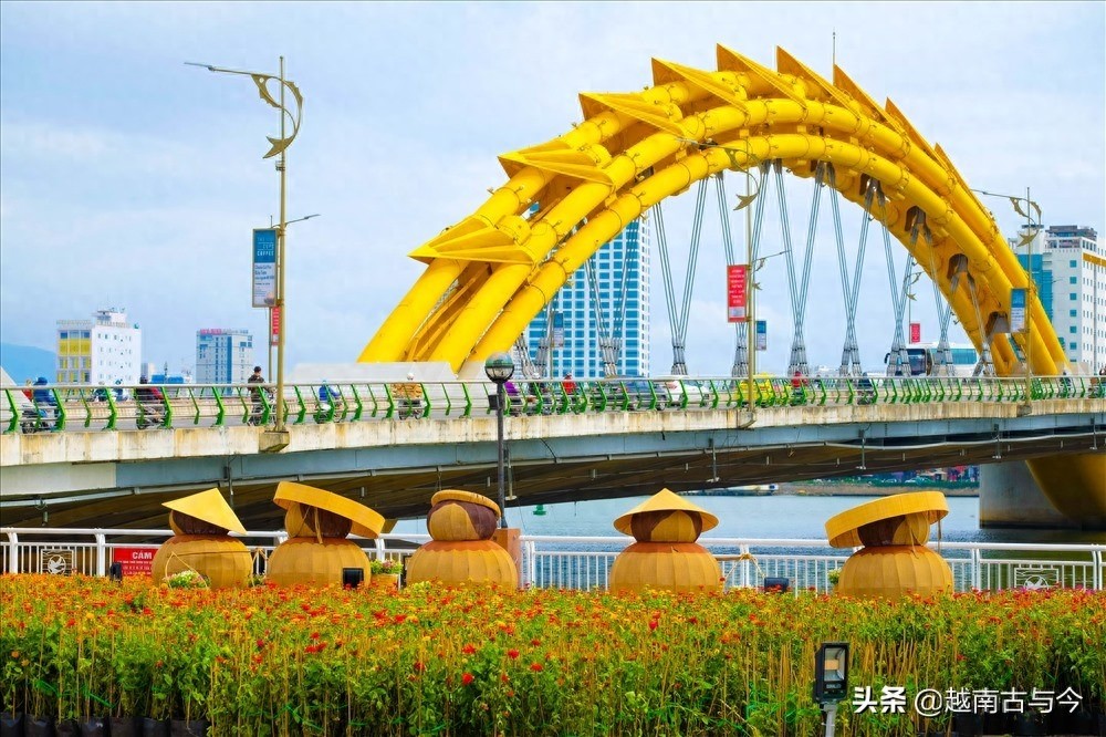 越南岘港农历春节花街再现网红景点“金桥佛手”形象，喜迎金猪年