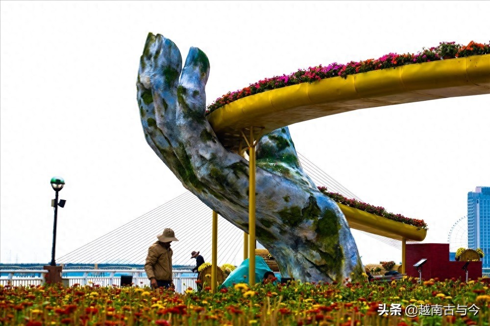 越南岘港农历春节花街再现网红景点“金桥佛手”形象，喜迎金猪年