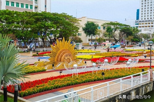 越南岘港农历春节花街再现网红景点“金桥佛手”形象，喜迎金猪年