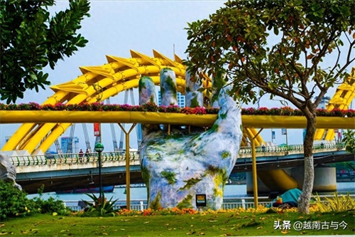 越南岘港农历春节花街再现网红景点“金桥佛手”形象，喜迎金猪年