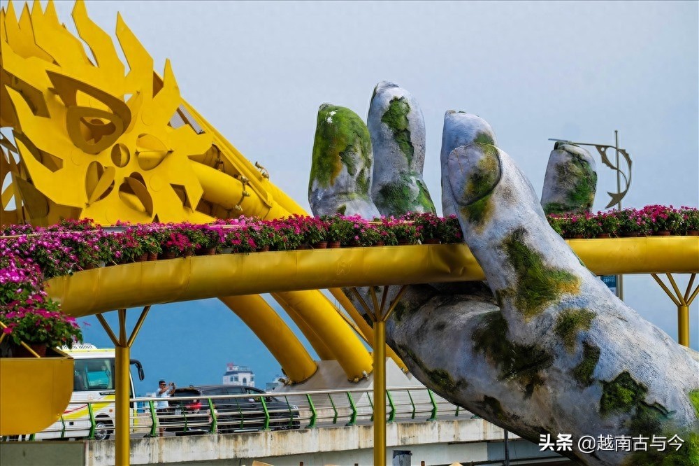 越南岘港农历春节花街再现网红景点“金桥佛手”形象，喜迎金猪年