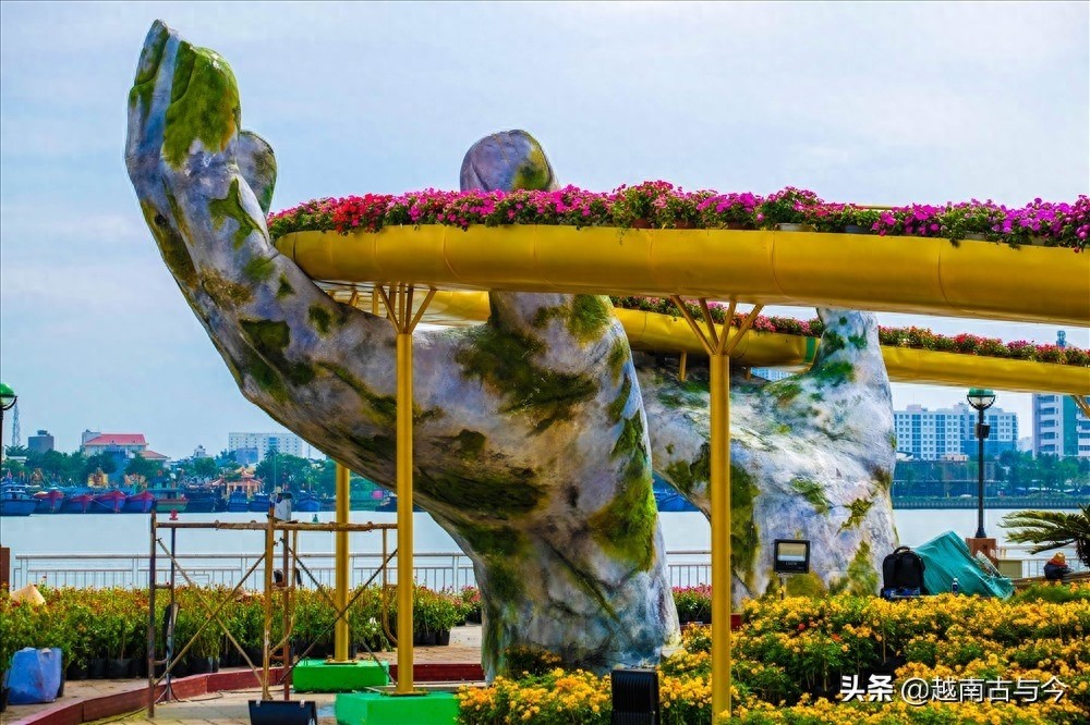 越南岘港农历春节花街再现网红景点“金桥佛手”形象，喜迎金猪年